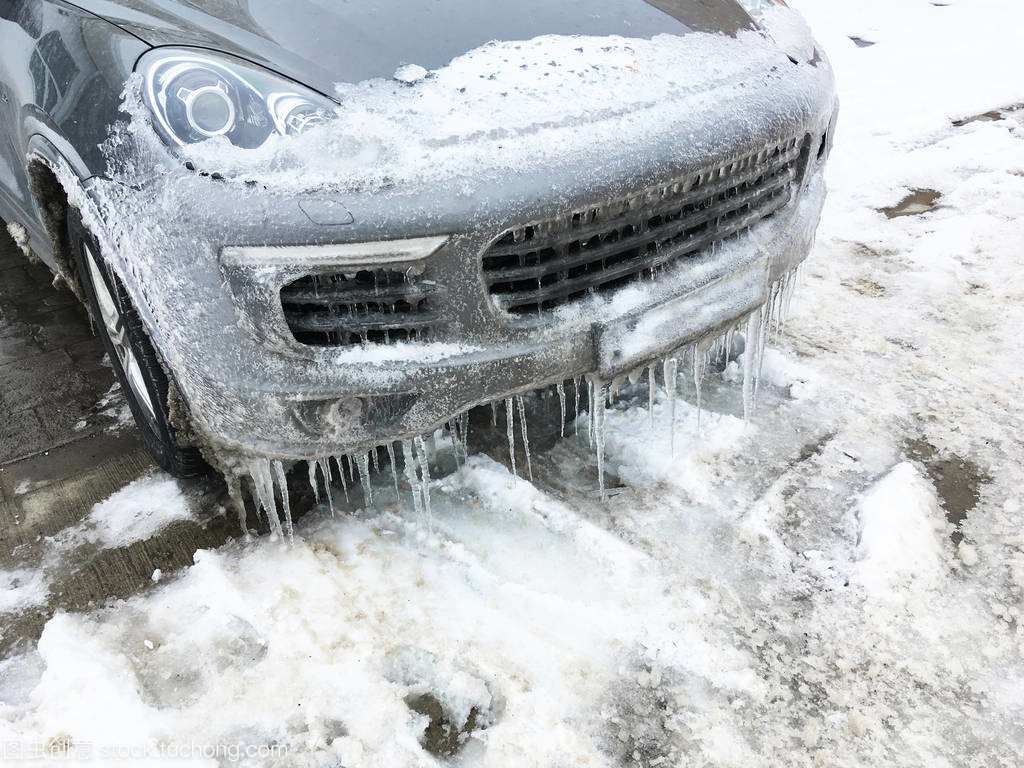 冰封之冬 豪华跑车与冷冻车的冬日交响